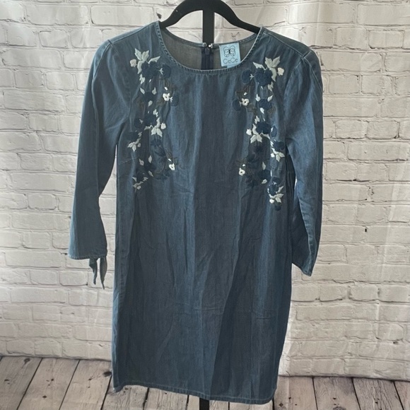 CeCe Womens Denim Shift Embroidered Floral Blue Chambray Winter Frost Size 2 - Picture 1 of 4